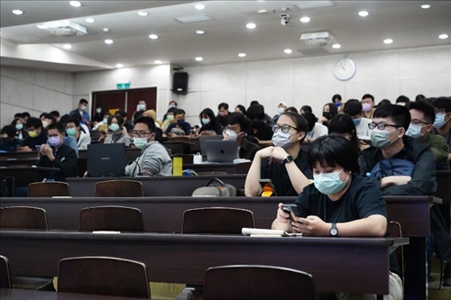 學生專心聆聽報告內容-1