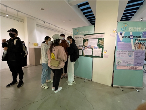 學生觀看得獎作品