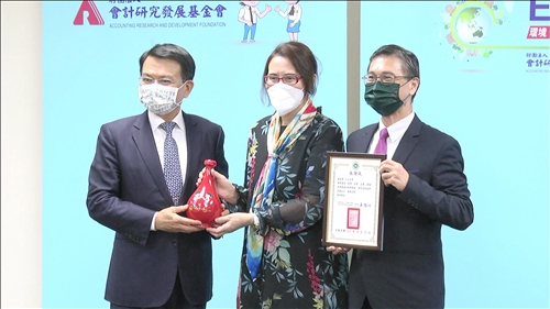 致贈感謝狀與禮品