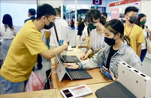 體驗元宇宙虛擬銀行