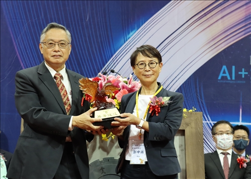 戴萬欽董事頒金鷹獎給郭中端