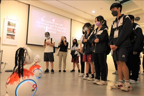 學生與導覽機器人互動