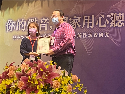 諮輔中心獲獎許凱傑代表領獎