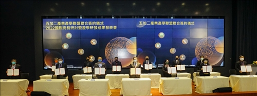 五加二簽約大合照-馮文星