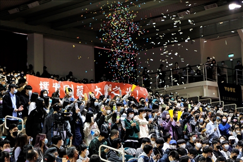 大傳系為曹世綸歡呼