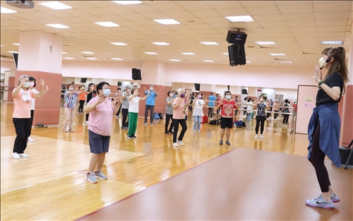 老師帶領輕體操