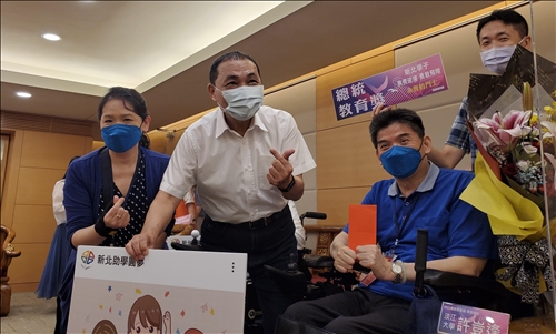 許豈逢獲侯友宜接見