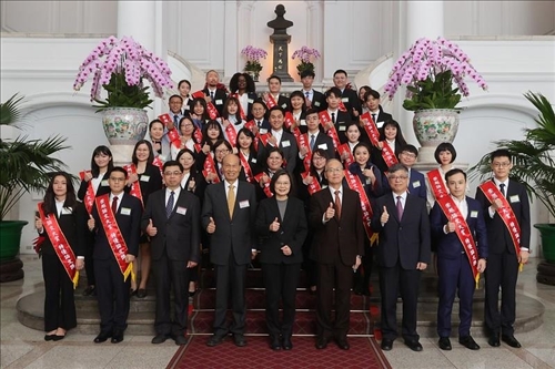 總統接見崇越論文獎周克行馬蘭