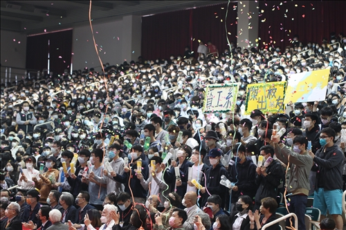 資工系為邱方孝歡呼