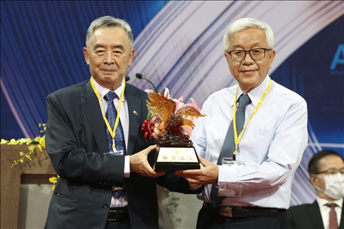 王紹新董事頒金鷹獎給陳清樂