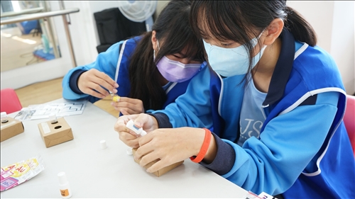 認真做實驗的學生