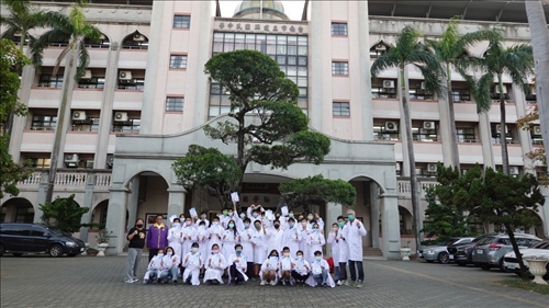 建興國中學生們