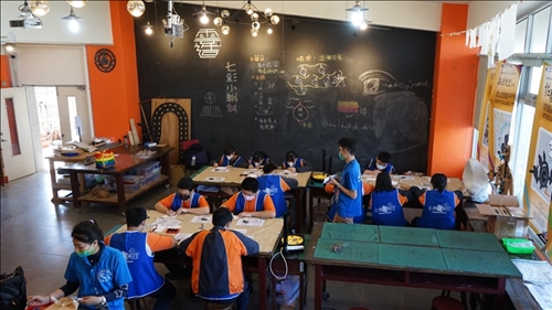 在雲自造中心進行碳黑急急棒實驗