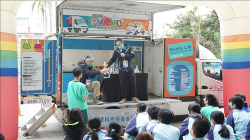 認真做實驗的學生