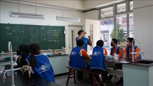 在理化實驗室進行海底花園實驗