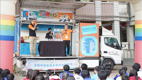 認真做實驗的學生