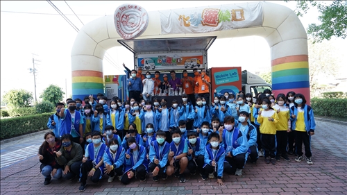 佳興國中全體師生