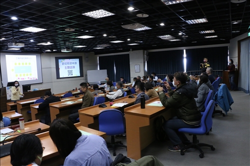 與會教師專注參與研習分享