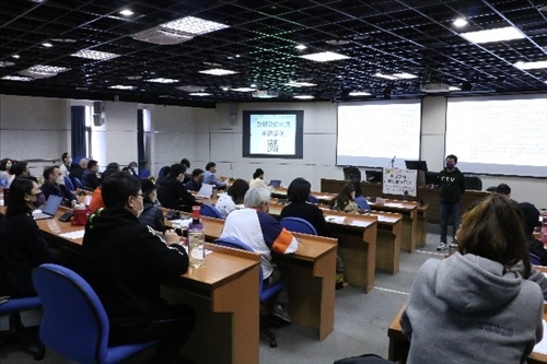 與會教師專注參與研習分享