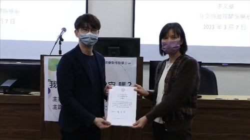 教發中心李主任頒發感謝狀