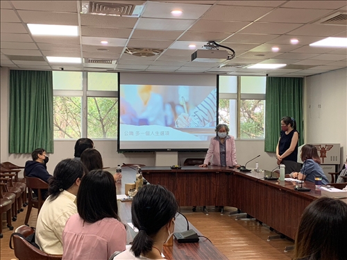 黃鴻珠老師與會