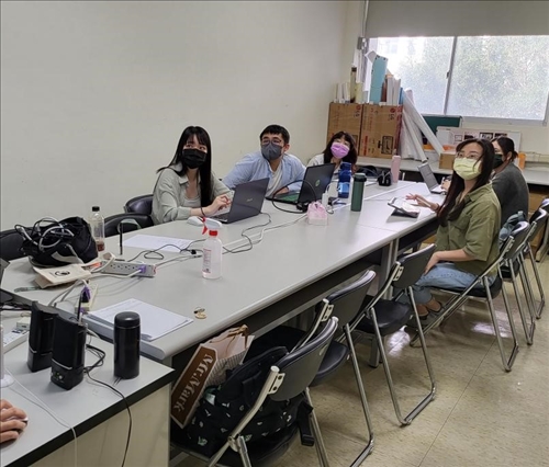 認真聆聽的同學們