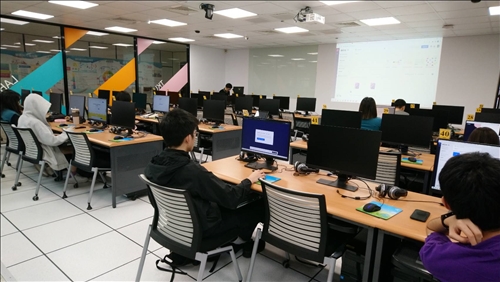 「淡江微軟校園學生大使」於B206仔細聆聽季振忠老師的講解。