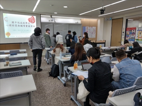 老師請學生上台寫下低成就學習的心理特質