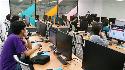 「淡江微軟校園學生大使」於B206仔細聆聽曹乃龍組長的介紹。