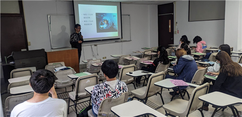 3/20日工作坊第一日，陳松琳說明每個人都有說故事的天賦，而且幾乎多數的人都喜歡聽故事，所以敘事是重要的溝通工具。