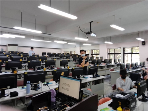 課餘時間，學員複習與討論