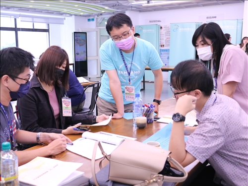 新聘教師進行分組討論與交流活動