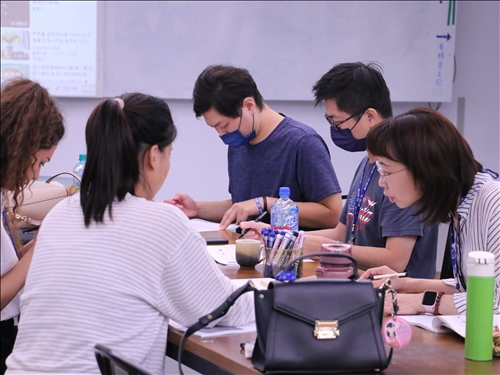 新聘教師進行工作坊實作活動