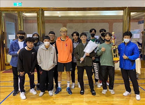 羽球隊與獎盃合照