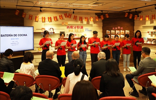 學生吟誦西班牙詩歌