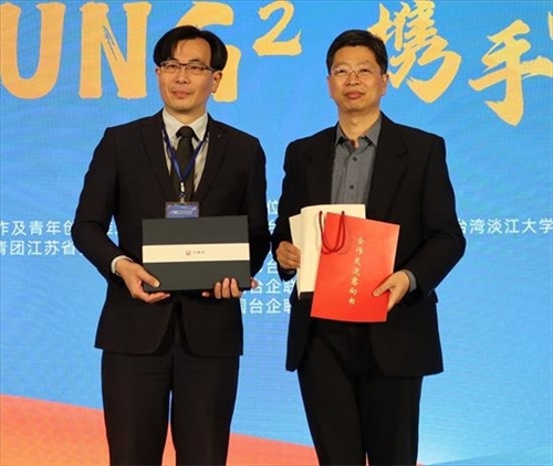 23楊立人與南京師大泰州學院經營朱軍簽意向書