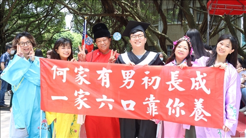 畢業生家人紅布條慶祝