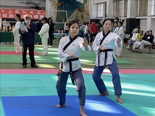 秦佳玲_右_范宿英_左_雙人品勢