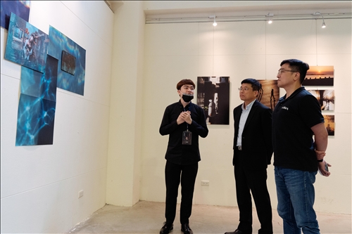 國際長及學務長聆聽導覽參觀作品