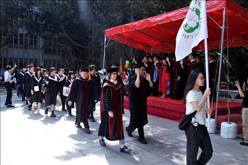 師長迎接畢業生入場