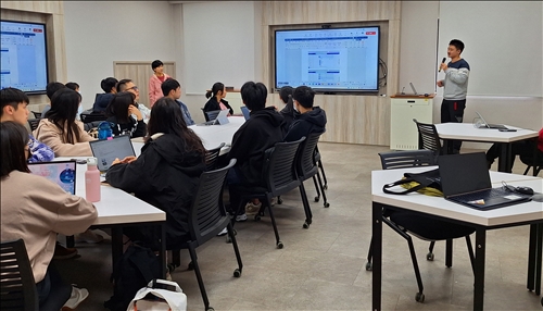 3月22日課程中由張祐誠助教檢討3月8日「Power Automate流程自動化」作業。