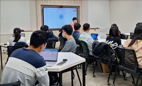 3月22日楊靜宜老師介紹由季振忠老師為CSA講授「Power Automate流程自動化與AI Builder」課程。