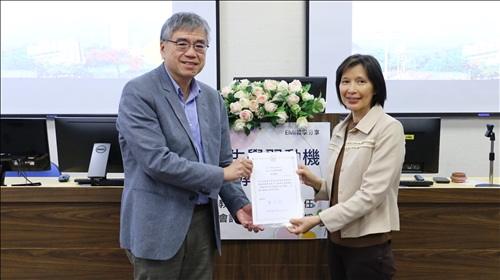 教發中心李主任頒發感謝狀