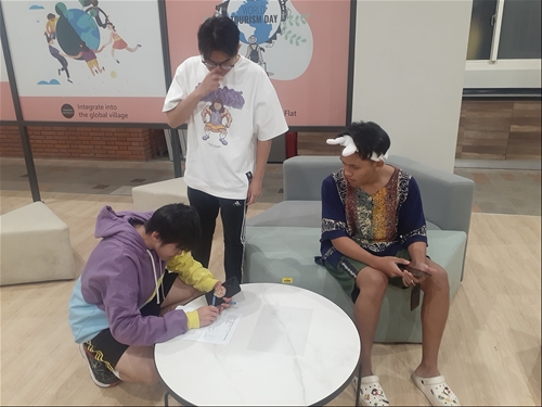 同學與老師交換學習心得