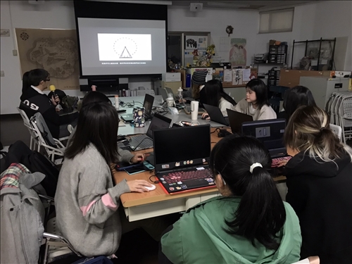 說明AI浪潮並不可怕，勉勵同學多多嘗試不要害怕被取代。