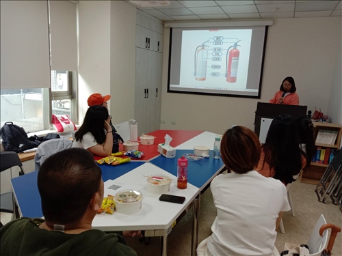 實習同學聆聽介紹