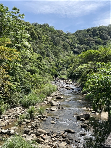 望遠坑溪切穿隘口流向北海，也成為水生魚類由海洋回流到里山水田的廊道