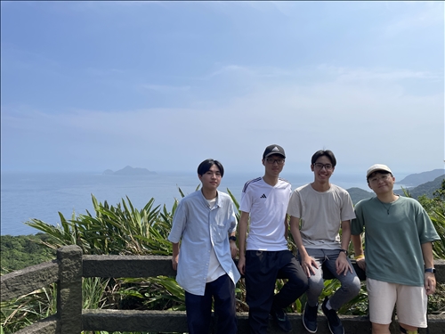 旅人由台北車站而來，經過重疊山巒，竟可看到碧海藍天遼闊的太平洋展望，也顯露台灣島嶼地理的多樣特質