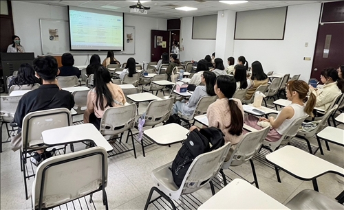 與會學生專心聆聽實習行前說明