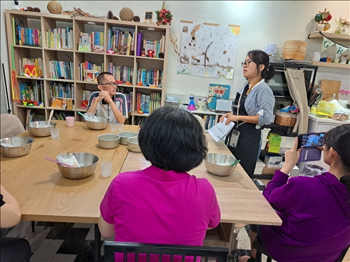 講師介紹佛卡夏所需的原料與做法